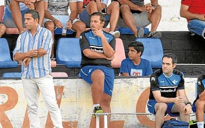 En la imagen, Juan Carlos Gómez (izquierda) observa el desarrollo de un encuentro amistoso de la pasada pretemporada. En la imagen, Juan Carlos Gómez (izquierda) observa el desarrollo de un encuentro amistoso de la pasada pretemporada.