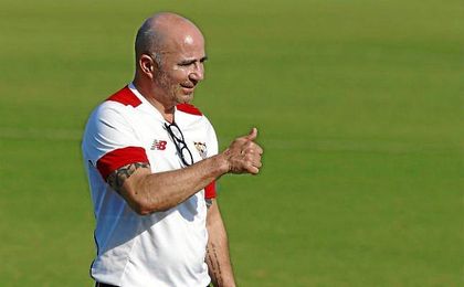 Jorge Sampaoli, durante un entrenamiento con el Sevilla. Jorge Sampaoli, durante un entrenamiento con el Sevilla.