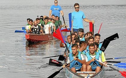 Los dos botes con la plantilla bética Los dos botes con la plantilla bética
