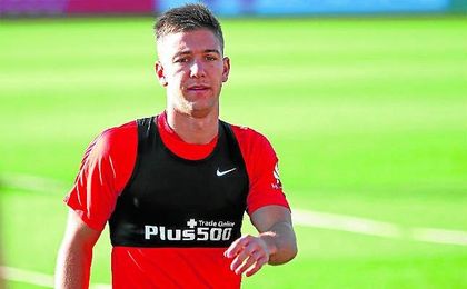 Luciano Vietto, lejos de las cámaras, se entrena ya con la camiseta del Sevilla Fútbol Club. Luciano Vietto, lejos de las cámaras, se entrena ya con la camiseta del Sevilla Fútbol Club.