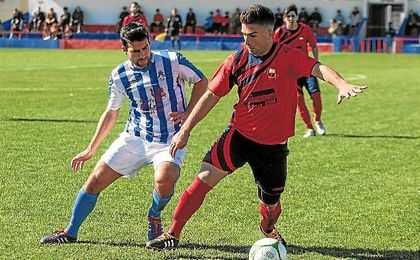 El cigarrero Zurita, con el esférico controlado, en el Puebla-UP Viso del pasado año. El cigarrero Zurita, con el esférico controlado, en el Puebla-UP Viso del pasado año.