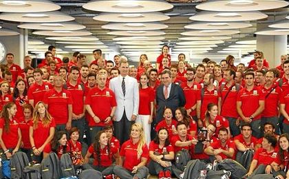 El monarca despide en el aeropuerto a los atletas españoles que parten hoy hacia Río de Janeiro. El monarca despide en el aeropuerto a los atletas españoles que parten hoy hacia Río de Janeiro.