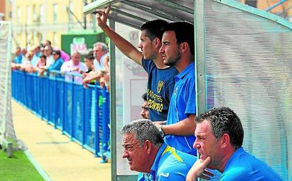 Manuel Lozano, el primero que aparece de pie, sigue un partido junto a Emilio López, sentado. Manuel Lozano, el primero que aparece de pie, sigue un partido junto a Emilio López, sentado.