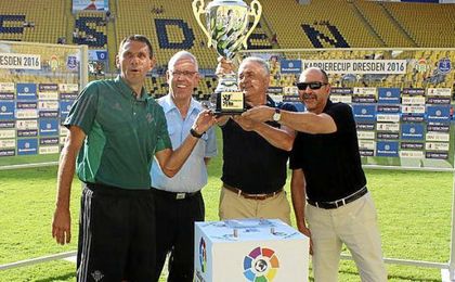 Poyet y Gordillo representaron al Betis en la entrega de trofeos. Poyet y Gordillo representaron al Betis en la entrega de trofeos.
