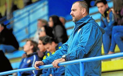 Joaquín Hidalgo sigue desde la grada un partido de su equipo. Joaquín Hidalgo sigue desde la grada un partido de su equipo.