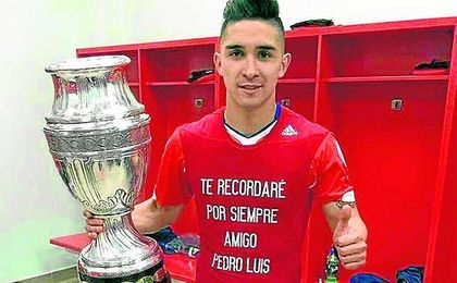 El chileno Felipe Gutiérrez fue campeón de la Copa de América de 2015 y también disputó el Mundial de Brasil. El chileno Felipe Gutiérrez fue campeón de la Copa de América de 2015 y también disputó el Mundial de Brasil.