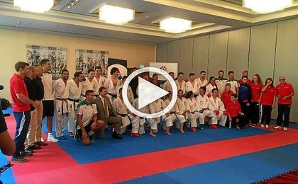 Los jugadores béticos y los karatekas, posan tras la exhibición. Los jugadores béticos y los karatekas, posan tras la exhibición.
