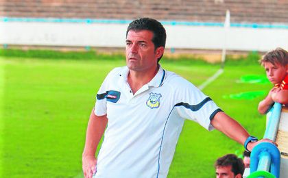Mariano Suárez, técnico del Coria, sigue con atención el amistoso de ayer. Mariano Suárez, técnico del Coria, sigue con atención el amistoso de ayer.