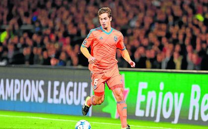Lucas Orban conduce el balón en un encuentro con el Valencia. Lucas Orban conduce el balón en un encuentro con el Valencia.