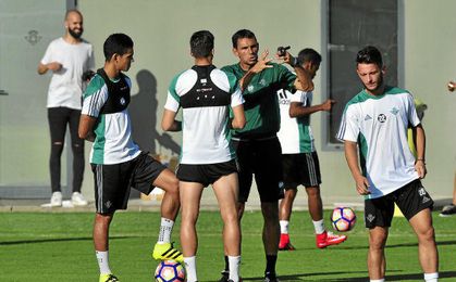 Poyet da la charla a los nuevos fichajes. Poyet da la charla a los nuevos fichajes.