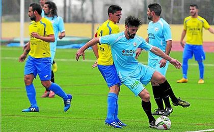 Chico ha defendido las camisetas de Lebrijana, Alcalá, Coria, Mairena o San Juan, entre otros equipos. Chico ha defendido las camisetas de Lebrijana, Alcalá, Coria, Mairena o San Juan, entre otros equipos.