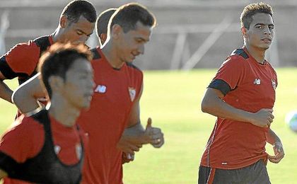 Ganso, junto a Kiyotake y Ben Yedder, en la sesión de hoy. Ganso, junto a Kiyotake y Ben Yedder, en la sesión de hoy.