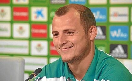 Roman Zozulya en su presentación como jugador del Betis. Roman Zozulya en su presentación como jugador del Betis.