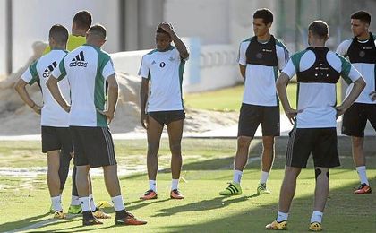 Los jugadores del Betis, atentos en el entrenamiento de esta mañana. Los jugadores del Betis, atentos en el entrenamiento de esta mañana.
