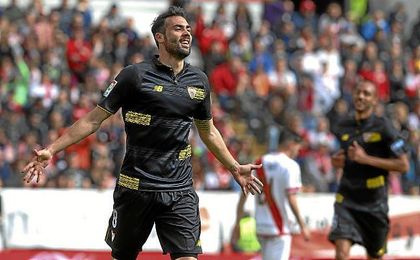 Vicente Iborra será el que levante el título en Trondheim, de imponerse al Real Madrid. Vicente Iborra será el que levante el título en Trondheim, de imponerse al Real Madrid.