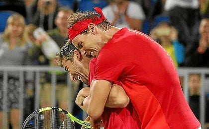 Marc López y Nadal celebran el triunfo ante los austríacos. Marc López y Nadal celebran el triunfo ante los austríacos.
