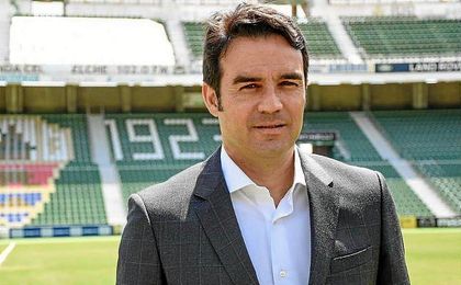Toril, durante su presentación en sociedad como técnico del Elche. Toril, durante su presentación en sociedad como técnico del Elche.