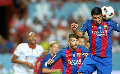 Luis Suárez salta en un lance de la ida de la Supercopa ante el Sevilla Luis Suárez salta en un lance de la ida de la Supercopa ante el Sevilla