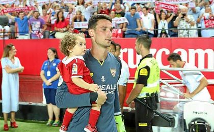 Sergio Rico salta al terreno de juego del Sánchez Pizjuán Sergio Rico salta al terreno de juego del Sánchez Pizjuán