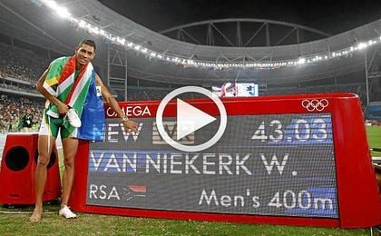 Van Niekerk ha bajado en 15 centésimas la anterior plusmarca conseguida por Michael Johnson en los Mundiales de Sevilla 99. Van Niekerk ha bajado en 15 centésimas la anterior plusmarca conseguida por Michael Johnson en los Mundiales de Sevilla 99.