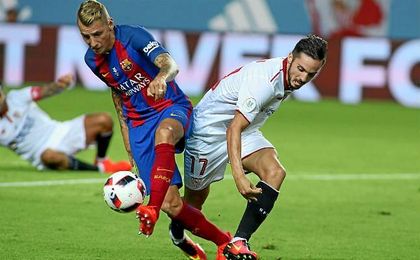 Digne y Sarabia pugnan por un balón en el partido de ida. Digne y Sarabia pugnan por un balón en el partido de ida.