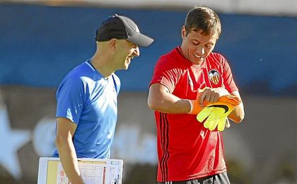 Ayestarán no cuenta con Diego Alves. Ayestarán no cuenta con Diego Alves.