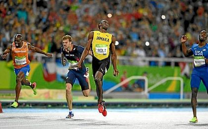 Usain Bolt celebra su triunfo tras cruzar la línea de meta. Usain Bolt celebra su triunfo tras cruzar la línea de meta.