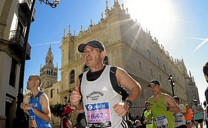 Imagen de un corredor durante la pasada Zurich Maratón de Sevilla. Imagen de un corredor durante la pasada Zurich Maratón de Sevilla.