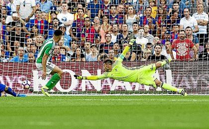Adán se estira para intentar evitar uno de los goles del Barcelona. Adán se estira para intentar evitar uno de los goles del Barcelona.