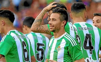 Rubén Castro celebra su primer gol. Rubén Castro celebra su primer gol.