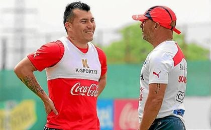 Gary Medel, con Sampaoli en la selección chilena. Gary Medel, con Sampaoli en la selección chilena.