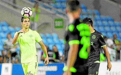 El argelino Aïssa Mandi, una de las diez caras nuevas del Betis en este mercado estival. El argelino Aïssa Mandi, una de las diez caras nuevas del Betis en este mercado estival.