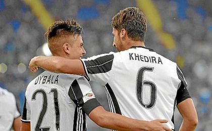 Dybala y Khedira se abrazan tras el gol del germano. Dybala y Khedira se abrazan tras el gol del germano.