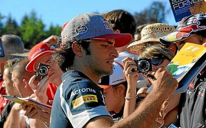 Sainz, firmando autógrafos en el circuito de Spa. Sainz, firmando autógrafos en el circuito de Spa.