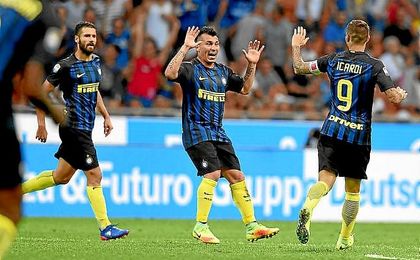 Medel felicita a Icardi, que hizo el tanto del empate. Medel felicita a Icardi, que hizo el tanto del empate.