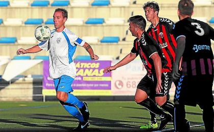 Gonzalo, ante el Cabecense en el partido del domingo, es el único que ha repetido en el Alcalá. Gonzalo, ante el Cabecense en el partido del domingo, es el único que ha repetido en el Alcalá.