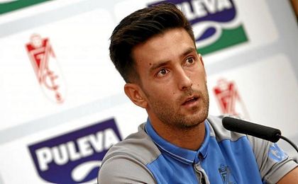 Alberto Bueno, durante su presentación con el Granada CF Alberto Bueno, durante su presentación con el Granada CF