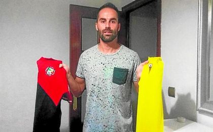 Jorge Bayón posa para ESTADIO DEPORTIVO con los dos escudos que ha defendido, y que se enfrentarán el domingo. Jorge Bayón posa para ESTADIO DEPORTIVO con los dos escudos que ha defendido, y que se enfrentarán el domingo.
