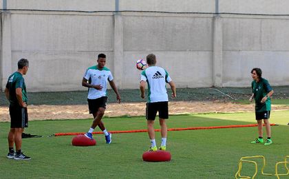 Donk y Brasanac entrenan en la ciudad deportiva Luis del Sol. Donk y Brasanac entrenan en la ciudad deportiva Luis del Sol.