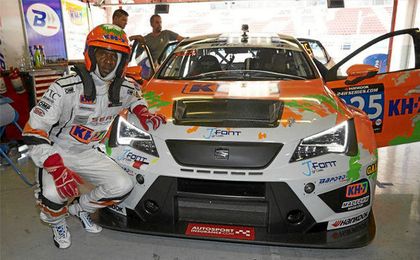 Abidal, posando con el coche. Abidal, posando con el coche.