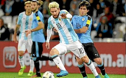 Messi lideró el triunfo de Argentina sobre Uruguay. Messi lideró el triunfo de Argentina sobre Uruguay.
