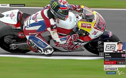 Sam Lowes (Kalex) ejerció de anfitrión en cada una de las dos tandas de entrenamientos de Moto2. Sam Lowes (Kalex) ejerció de anfitrión en cada una de las dos tandas de entrenamientos de Moto2.