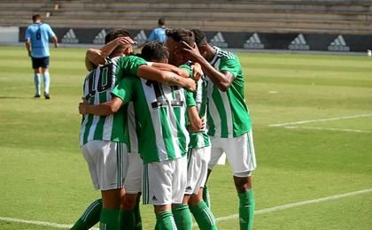 Los jugadores béticos celebran uno de los dos goles ante Los Barrios. Los jugadores béticos celebran uno de los dos goles ante Los Barrios.
