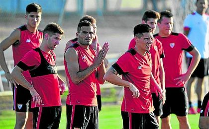 Vietto y Kranevitter, en la imagen escoltando a Mercado, llegan cedidos por el Atlético. Vietto y Kranevitter, en la imagen escoltando a Mercado, llegan cedidos por el Atlético.