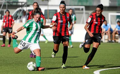 Paula Moreno marcó los tres goles béticos. Paula Moreno marcó los tres goles béticos.