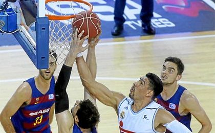 Gustavo Ayón pelea un rebote con Tomic. Gustavo Ayón pelea un rebote con Tomic.