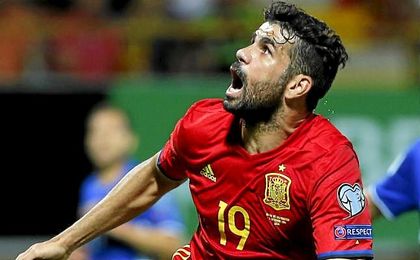 Diego Costa disputa un balón ante Liechtenstein. Diego Costa disputa un balón ante Liechtenstein.