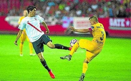 Carlos Fernández en un lance con Góngora en el partido contra el UCAM Murcia del pasado viernes. Carlos Fernández en un lance con Góngora en el partido contra el UCAM Murcia del pasado viernes.