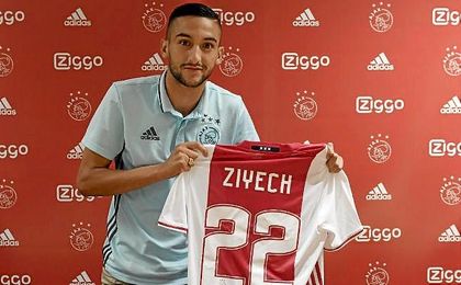 Hakim Ziyech posa con la camiseta del Ajax, que ha pagado por él once millones de euros. Hakim Ziyech posa con la camiseta del Ajax, que ha pagado por él once millones de euros.
