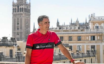 Indurain posa con la Giralda de fondo. Indurain posa con la Giralda de fondo.
